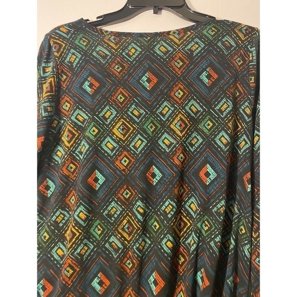 Lularoe Lynnae Long Sleeve Shirt Top Green Geometric Size Medium NWT - Picture 7 of 7
